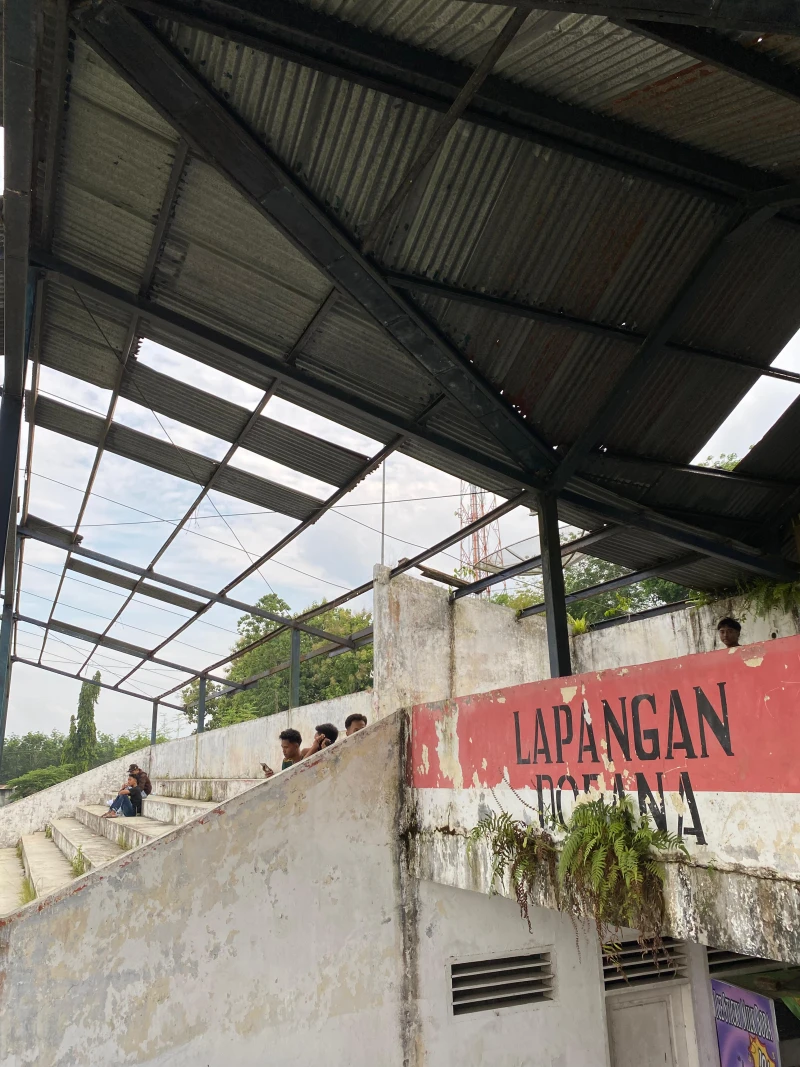 Kondisi Tribun (tempat duduk penonton) dan Lapangan Dolok Batu Nanggar (Dobana) sangat memprihatinkan. - Berbagikabar.com