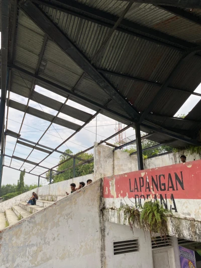 Kondisi Tribun (tempat duduk penonton) dan Lapangan Dolok Batu Nanggar (Dobana) sangat memprihatinkan. - Berbagikabar.com