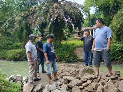 Kebutuhan 39 Juta, Titi Tepekong Kelurahan Serbalawan Diperbaiki Warga Secara Swadaya. - Berbagikabar.com