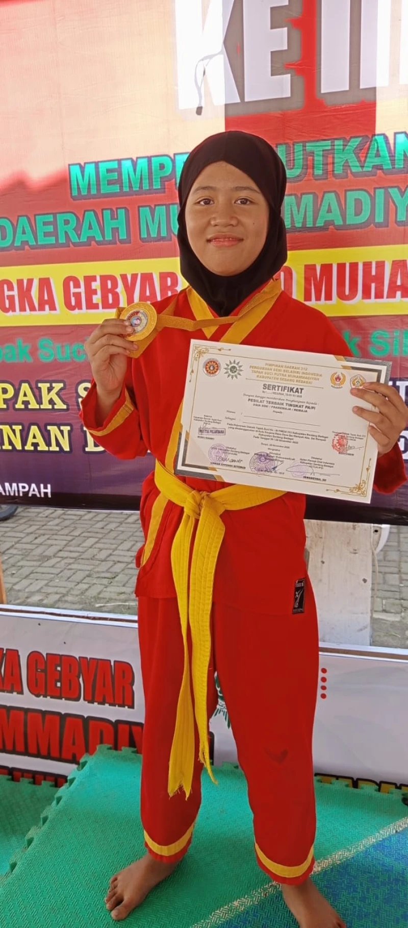 Nindi Sukses Raih Juara 1 Kelas Bebas Putri Usia Dini, Pada Kejurda Tapak Suci di Serdang Bedagai. - TajamNews