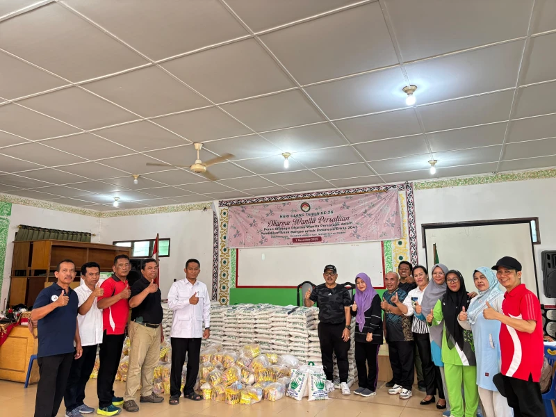 Kakan Kemenag Simalungun, Antar Langsung Bantuan Kepada Korban Banjir di Kabupaten Langkat. - TajamNews