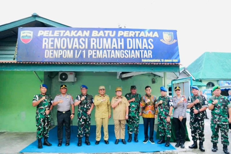 Denpom I/1 Pematangsiantar menggelar kegiatan peletakan batu pertama pembangunan rumah dinas di lingkungan Markas Komando Denpom I/1 Pematangsiantar - TajamNews