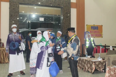 Tangis Haru Warnai Kepulangan Jemaah Haji Kloter 22 Kabupaten Simalungun - Berbagikabar.com